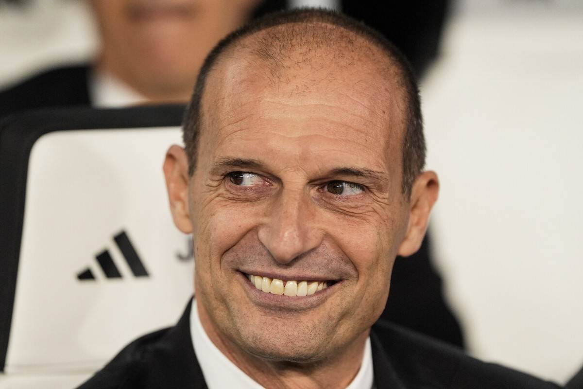 Max Allegri sorridente in panchina