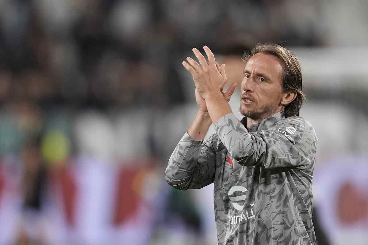 Luka Modric applaude i tifosi all'Allianz Arena