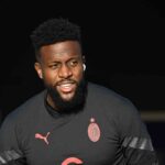 Origi sorridente con la maglia d'allenamento del Milan