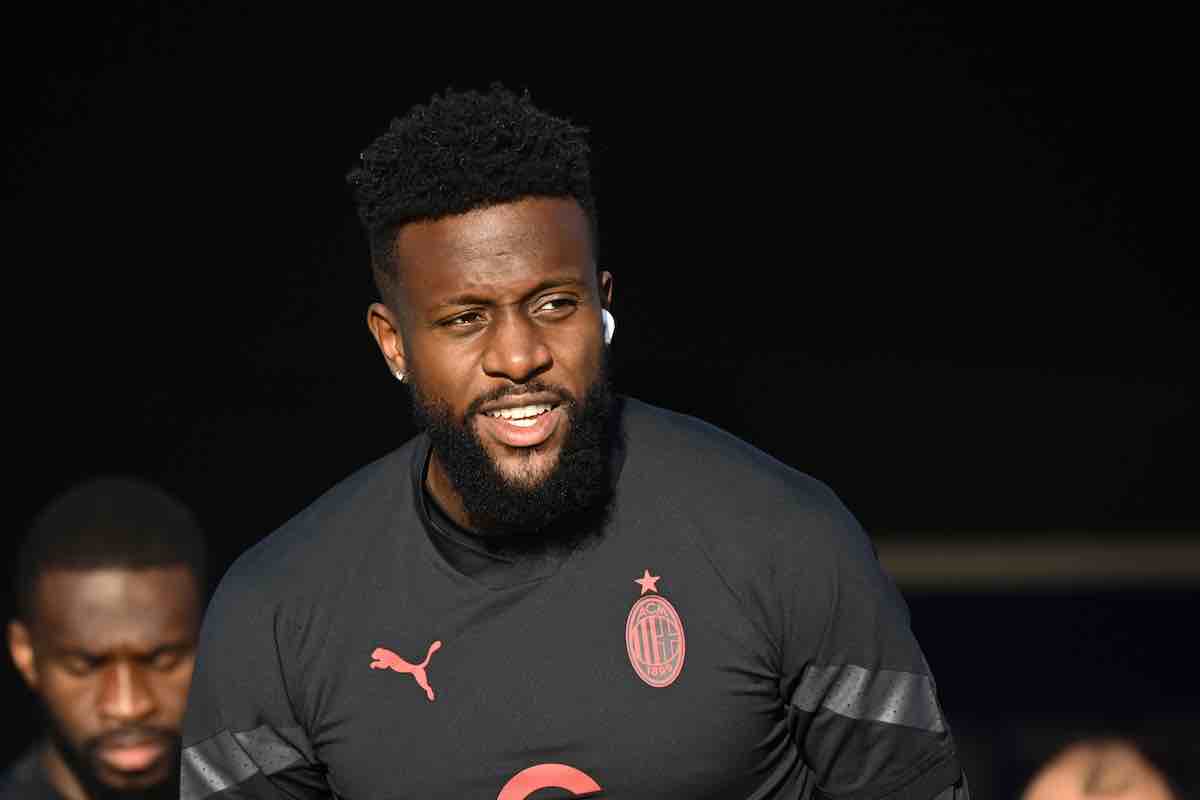 Origi sorridente con la maglia d'allenamento del Milan