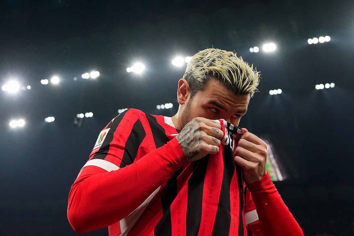 Theo Hernandez esulta col Milan baciando la maglia