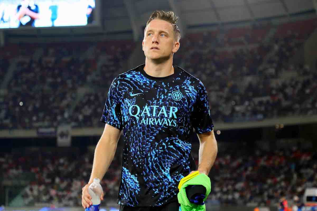 Zielinski con la maglia dell'allenamento dell'inter 