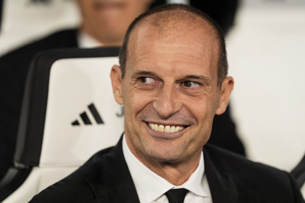 Massimiliano Allegri sorridente in panchina