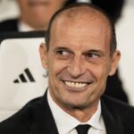 Massimiliano Allegri sorridente in panchina
