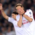Massimo Ambrosini con le mani sul volto