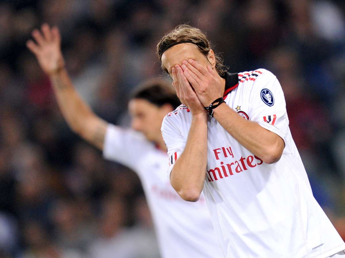 Massimo Ambrosini con le mani sul volto