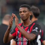 Balentien applaude ai tifosi