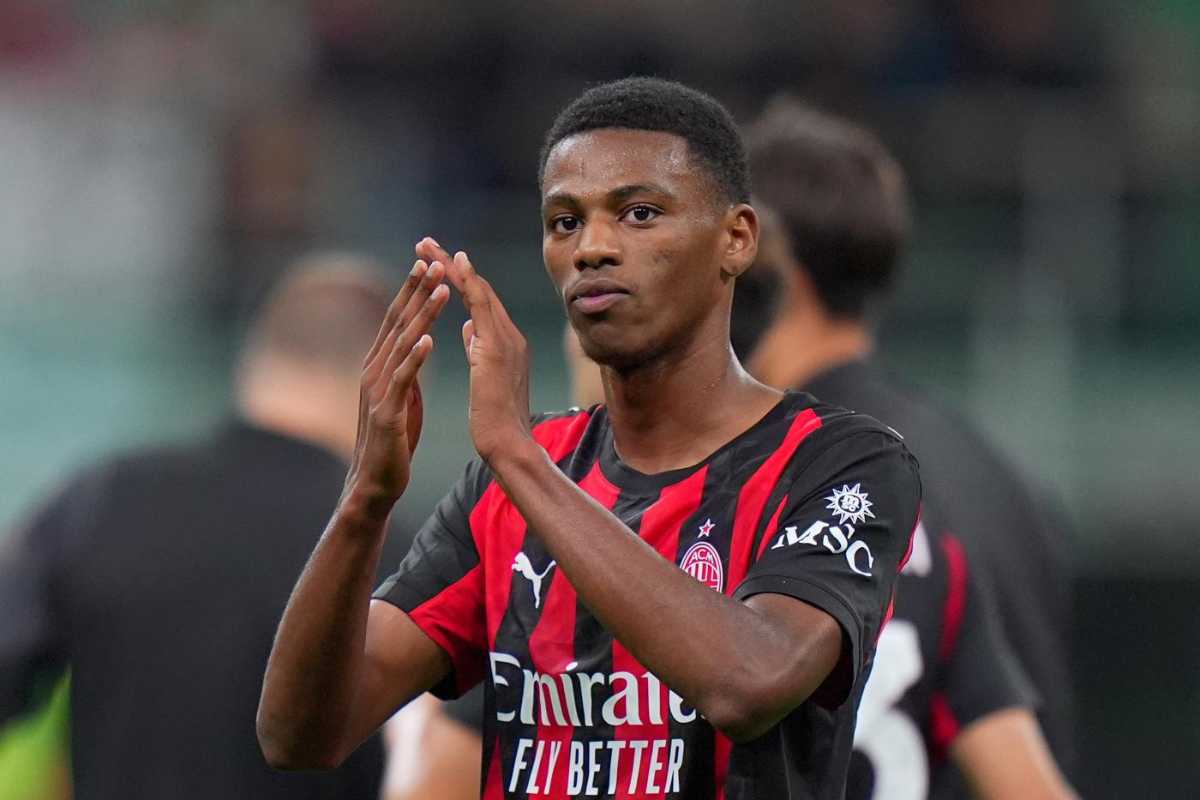 Balentien applaude ai tifosi