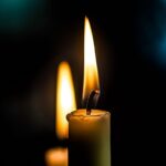 una candela accesa