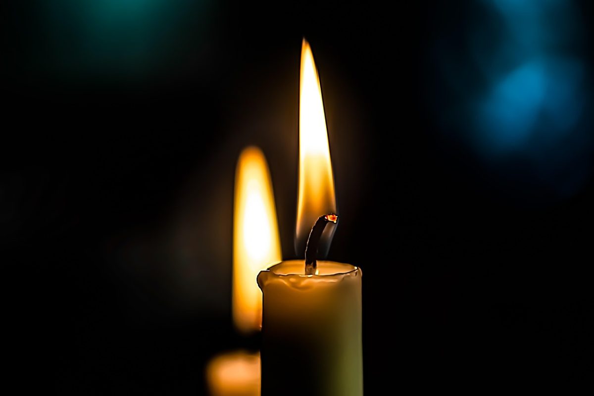 una candela accesa
