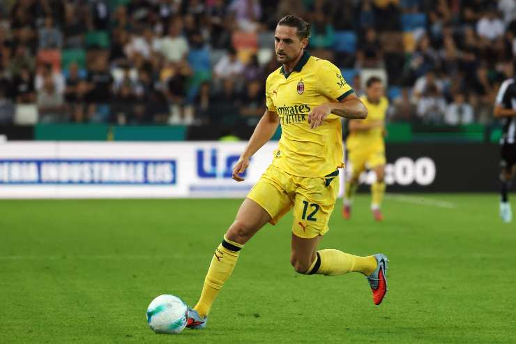 Rabiot con la maglia gialla del Milan