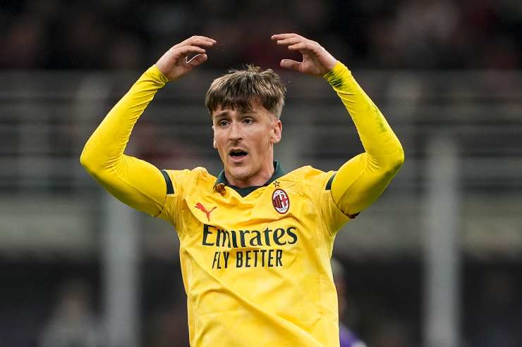 Alexis Saelemaekers con la maglia gialla del Milan