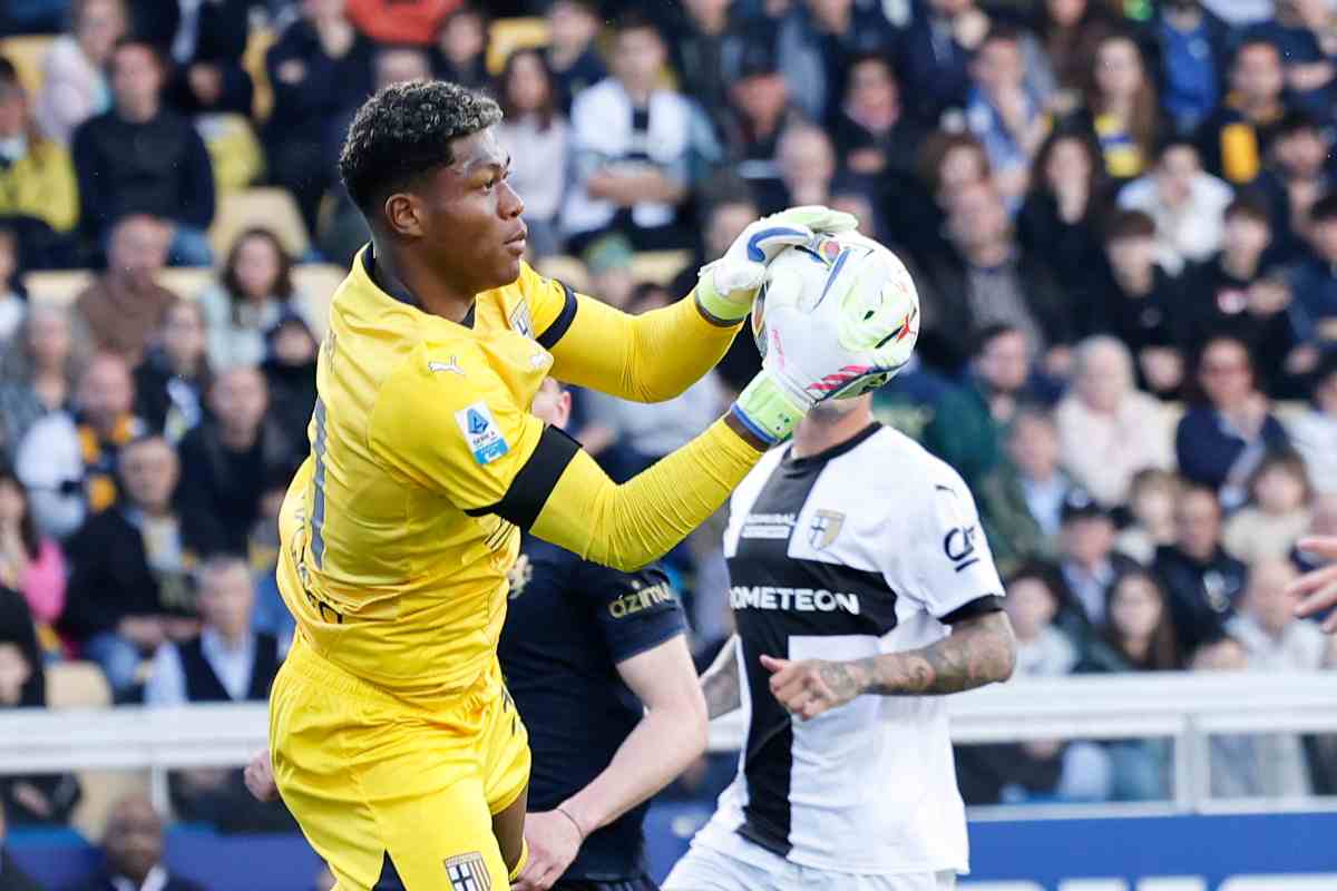 Zion Suzuki blocca il pallone in presa